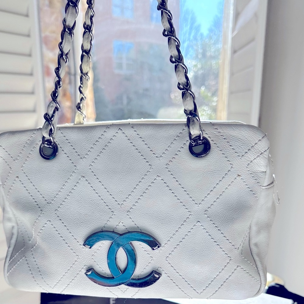 🥳Chanel Large Diamond Stitch Tote in White.